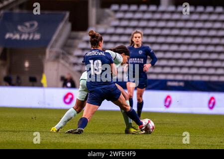 France. 30 janvier 2024. Thea Greboval (19 Paris) et Mia Fishel (2 Chelsea) se disputent le match de la Ligue des champions féminine de l'UEFA entre le Paris FC et le Chelsea FC au Stade Charlety à Paris. (Pauline FIGUET/SPP) crédit : SPP Sport Press photo. /Alamy Live News Banque D'Images