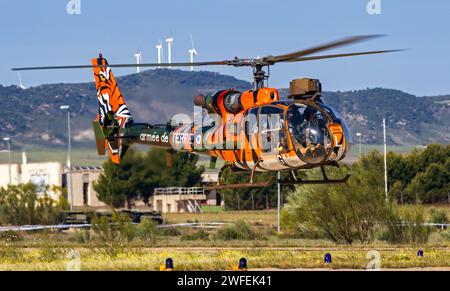 Hélicoptère Gazelle de l'armée française Aerospatiale SA342M décollant de la base aérienne de Saragosse. Saragosse, Espagne - 20 mai 2016 Banque D'Images