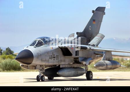 Avion de bombardier Panavia Tornado de l'armée de l'air allemande au sol après avoir atterri à la base aérienne de Zaragoza. Saragosse, Espagne - 20 mai 2016 Banque D'Images