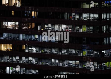 Gratte-ciel de bureau à Varsovie. Les bureaux sont photographiés à Varsovie, en Pologne, le 25 janvier 2024. Varsovie Pologne Copyright : xAleksanderxKalkax Banque D'Images