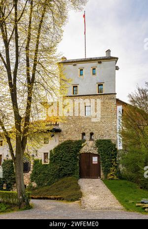 Korzkiew, Pologne - 1 mai 2023: Zamek médiéval avec Korzkwi Château roman de Korzkiew, partie de la piste des nids des aigles itinéraire touristique près de Cracovie en L Banque D'Images