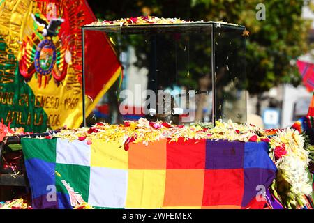 La Paz, BOLIVIE ; 24 janvier 2015. Une ancienne illa (ou statue) d'un Ekeko (un dieu aymara de l'abondance) est défilée dans les rues de la Paz pour célébrer sa première apparition au festival Alasitas, qui commence aujourd'hui à la Paz. La statue a environ 2000 ans et a été faite par la culture Pucara. Il a été pris du site archéologique de Tiwanaku en Suisse en 1858, et retourné à la Bolivie par le Musée d'histoire de Berne en novembre 2014. Banque D'Images