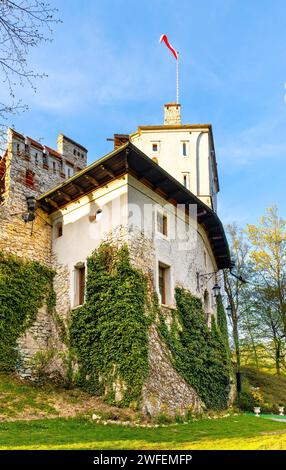 Korzkiew, Pologne - 1 mai 2023: Zamek médiéval avec Korzkwi Château roman de Korzkiew, partie de la piste des nids des aigles itinéraire touristique près de Cracovie en L Banque D'Images