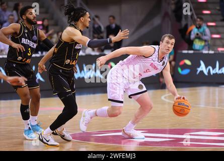 Bonn, Deutschland. 30 janvier 2024. Jayvon graves (Ludwigsburg), Jonathan Baehre (Ludwigsburg), Thomas Kennedy (Bonn), BCL, Achtelfinale, Telekom baskets Bonn vs MHP Riesen Ludwigsburg, Bonn, Deutschland, 30.01.2024. Crédit : Juergen Schwarz/Alamy Live News Banque D'Images