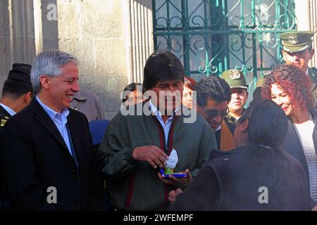 La Paz, BOLIVIE ; 24 janvier 2015. Le président bolivien Evo Morales reçoit une poule miniature (cadeau d’un artesan) lors d’un événement marquant le début du festival Alasitas à la Paz. Au festival, les gens achètent des miniatures de ce qu'ils veulent obtenir au cours de l'année et les font bénir pour que leurs souhaits deviennent réalité. Les poules sont souvent achetées par ou données à des personnes célibataires qui pensent être à la recherche d'un partenaire.. ! Banque D'Images