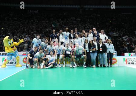 Casalecchio Di Reno, Italie. 28 janvier 2024. L’équipe Monza vue en actin lors du match pour la médaille d’or de la SuperLega 23/24 “Del Monte Coppa Italia” entre Sir Susa Vim Perugia et Mint Vero volley Monza à l’Unipol Arena. Score final ; Pérouse 3:1 Monza. (Photo Marco Zaccagnini/SOPA Images/Sipa USA) crédit : SIPA USA/Alamy Live News Banque D'Images