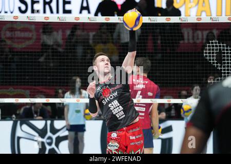 Casalecchio Di Reno, Italie. 28 janvier 2024. Plotnytskyi Oleh #17 de Sir Susa Vim Perugia vu en actin lors du match pour la médaille d’or “Del Monte Coppa Italia” SuperLega 23/24 entre Sir Susa Vim Perugia et Mint Vero volley Monza à l’Unipol Arena. Score final ; Pérouse 3:1 Monza. (Photo Marco Zaccagnini/SOPA Images/Sipa USA) crédit : SIPA USA/Alamy Live News Banque D'Images