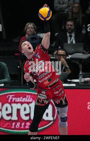 Casalecchio Di Reno, Italie. 28 janvier 2024. Plotnytskyi Oleh #17 de Sir Susa Vim Perugia vu en actin lors du match pour la médaille d’or “Del Monte Coppa Italia” SuperLega 23/24 entre Sir Susa Vim Perugia et Mint Vero volley Monza à l’Unipol Arena. Score final ; Pérouse 3:1 Monza. (Photo Marco Zaccagnini/SOPA Images/Sipa USA) crédit : SIPA USA/Alamy Live News Banque D'Images