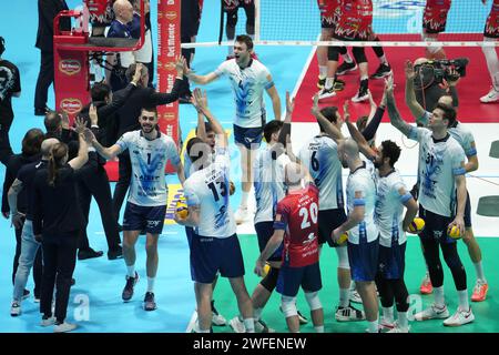 Casalecchio Di Reno, Italie. 28 janvier 2024. L’équipe Monza a été vue en actin lors du match pour la médaille d’or de la SuperLega 23/24 “Del Monte Coppa Italia” entre Sir Susa Vim Perugia et Mint Vero volley Monza à l’Unipol Arena. Score final ; Pérouse 3:1 Monza. (Photo Marco Zaccagnini/SOPA Images/Sipa USA) crédit : SIPA USA/Alamy Live News Banque D'Images