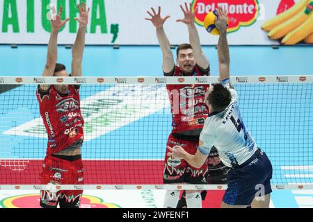 Casalecchio Di Reno, Italie. 28 janvier 2024. Loeppky Eric #4 de Mint Vero volley Monza vu en actin lors du match pour la médaille d’or “Del Monte Coppa Italia” SuperLega 23/24 entre Sir Susa Vim Perugia et Mint Vero volley Monza à l’Unipol Arena. Score final ; Pérouse 3:1 Monza. (Photo Marco Zaccagnini/SOPA Images/Sipa USA) crédit : SIPA USA/Alamy Live News Banque D'Images