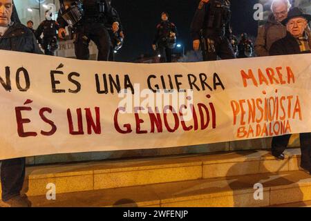 Badalona, Espagne. 30 janvier 2024. 30 janvier 2024 Barcelone, Espagne politique Barcelone- manifestation pro-palestinienne à Badalona contre l'hapoël de tel aviv manifestation des supporters pro-palestiniens près du stade olympique de Badalona contre la présence de l'Hapoël de tel Aviv, qui joue un match Eurocup. Crédit : LaPresse/Alamy Live News Banque D'Images