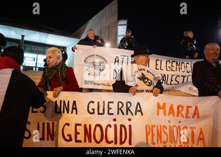 Badalona, Espagne. 30 janvier 2024. 30 janvier 2024 Barcelone, Espagne politique Barcelone- manifestation pro-palestinienne à Badalona contre l'hapoël de tel aviv manifestation des supporters pro-palestiniens près du stade olympique de Badalona contre la présence de l'Hapoël de tel Aviv, qui joue un match Eurocup. Crédit : LaPresse/Alamy Live News Banque D'Images