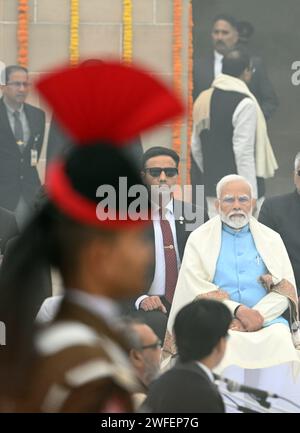 New Delhi, Inde. 30 janvier 2024. NEW DELHI, INDE - JANVIER 30 : le Premier ministre Narendra Modi assiste à la réunion de prière après avoir rendu hommage au Mahatma Gandhi à l'occasion de la Journée des martyrs, célébrée pour marquer l'anniversaire de la mort du père de la nation, à Rajghat le 30 janvier 2024 à New Delhi, en Inde. (Photo Ajay Aggarwal/Hindustan Times/Sipa USA) crédit : SIPA USA/Alamy Live News Banque D'Images