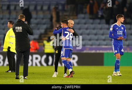 Le Manager de Leicester City Enzo Maresca accueille Yunus Akgun après le match du championnat Sky Bet au King Power Stadium de Leicester. Date de la photo : mardi 30 janvier 2024. Banque D'Images