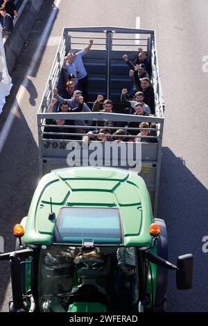 Ussac/Gare d'Aubazine, France. 30 janvier 2024. Colère et manifestations des agriculteurs en France. Les agriculteurs de Corrèze quittent l’autoroute A20 qu’ils bloquent pour effectuer une inspection dans une entreprise spécialisée dans la transformation et la commercialisation des fruits à coque. Ils veulent vérifier la proportion de noix françaises par rapport aux noix importées de pays étrangers qui ne sont pas soumis aux mêmes normes. Ussac/Gare d'Aubazine, Corrèze, Limousin, Nouvelle Aquitaine, France, Europe. Photo Hugo Martin/Alamy Live News. Banque D'Images