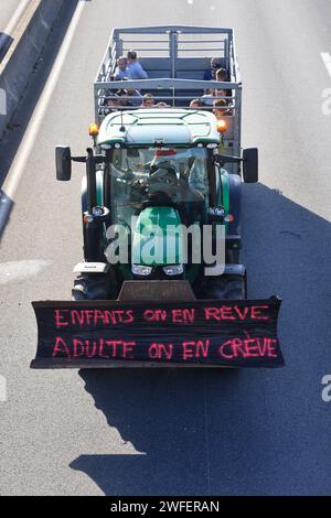 Ussac/Gare d'Aubazine, France. 30 janvier 2024. Colère et manifestations des agriculteurs en France. Les agriculteurs de Corrèze quittent l’autoroute A20 qu’ils bloquent pour effectuer une inspection dans une entreprise spécialisée dans la transformation et la commercialisation des fruits à coque. Ils veulent vérifier la proportion de noix françaises par rapport aux noix importées de pays étrangers qui ne sont pas soumis aux mêmes normes. Ussac/Gare d'Aubazine, Corrèze, Limousin, Nouvelle Aquitaine, France, Europe. Photo Hugo Martin/Alamy Live News. Banque D'Images