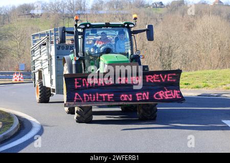 Ussac/Gare d'Aubazine, France. 30 janvier 2024. Colère et manifestations des agriculteurs en France. Les agriculteurs de Corrèze quittent l’autoroute A20 qu’ils bloquent pour effectuer une inspection dans une entreprise spécialisée dans la transformation et la commercialisation des fruits à coque. Ils veulent vérifier la proportion de noix françaises par rapport aux noix importées de pays étrangers qui ne sont pas soumis aux mêmes normes. Ussac/Gare d'Aubazine, Corrèze, Limousin, Nouvelle Aquitaine, France, Europe. Photo Hugo Martin/Alamy Live News. Banque D'Images