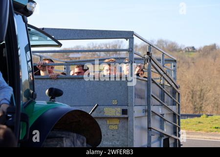 Ussac/Gare d'Aubazine, France. 30 janvier 2024. Colère et manifestations des agriculteurs en France. Les agriculteurs de Corrèze quittent l’autoroute A20 qu’ils bloquent pour effectuer une inspection dans une entreprise spécialisée dans la transformation et la commercialisation des fruits à coque. Ils veulent vérifier la proportion de noix françaises par rapport aux noix importées de pays étrangers qui ne sont pas soumis aux mêmes normes. Ussac/Gare d'Aubazine, Corrèze, Limousin, Nouvelle Aquitaine, France, Europe. Photo Hugo Martin/Alamy Live News. Banque D'Images