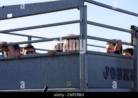 Ussac/Gare d'Aubazine, France. 30 janvier 2024. Colère et manifestations des agriculteurs en France. Les agriculteurs de Corrèze quittent l’autoroute A20 qu’ils bloquent pour effectuer une inspection dans une entreprise spécialisée dans la transformation et la commercialisation des fruits à coque. Ils veulent vérifier la proportion de noix françaises par rapport aux noix importées de pays étrangers qui ne sont pas soumis aux mêmes normes. Ussac/Gare d'Aubazine, Corrèze, Limousin, Nouvelle Aquitaine, France, Europe. Photo Hugo Martin/Alamy Live News. Banque D'Images