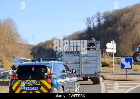 Ussac/Gare d'Aubazine, France. 30 janvier 2024. Colère et manifestations des agriculteurs en France. Les agriculteurs de Corrèze quittent l’autoroute A20 qu’ils bloquent pour effectuer une inspection dans une entreprise spécialisée dans la transformation et la commercialisation des fruits à coque. Ils veulent vérifier la proportion de noix françaises par rapport aux noix importées de pays étrangers qui ne sont pas soumis aux mêmes normes. Ussac/Gare d'Aubazine, Corrèze, Limousin, Nouvelle Aquitaine, France, Europe. Photo Hugo Martin/Alamy Live News. Banque D'Images