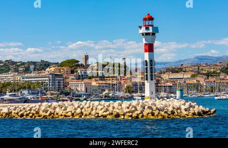 Cannes, France - 31 juillet 2022 : panorama sur le front de mer de Cannes avec phare sur le brise-lames et port de plaisance sur la Côte d'Azur de la mer Méditerranée Banque D'Images