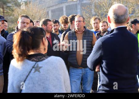 Ussac/Gare d'Aubazine, France. 30 janvier 2024. Colère et manifestations des agriculteurs en France. Les agriculteurs de Corrèze quittent l’autoroute A20 qu’ils bloquent pour effectuer une inspection dans une entreprise spécialisée dans la transformation et la commercialisation des fruits à coque. Ils veulent vérifier la proportion de noix françaises par rapport aux noix importées de pays étrangers qui ne sont pas soumis aux mêmes normes. Ussac/Gare d'Aubazine, Corrèze, Limousin, Nouvelle Aquitaine, France, Europe. Photo Hugo Martin/Alamy Live News. Banque D'Images