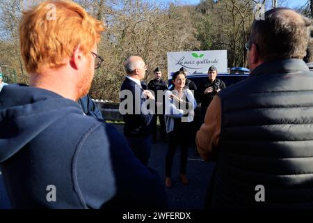 Ussac/Gare d'Aubazine, France. 30 janvier 2024. Colère et manifestations des agriculteurs en France. Les agriculteurs de Corrèze quittent l’autoroute A20 qu’ils bloquent pour effectuer une inspection dans une entreprise spécialisée dans la transformation et la commercialisation des fruits à coque. Ils veulent vérifier la proportion de noix françaises par rapport aux noix importées de pays étrangers qui ne sont pas soumis aux mêmes normes. Ussac/Gare d'Aubazine, Corrèze, Limousin, Nouvelle Aquitaine, France, Europe. Photo Hugo Martin/Alamy Live News. Banque D'Images