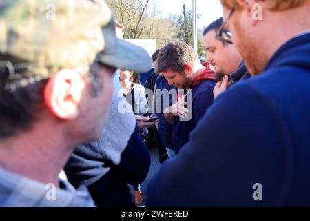 Ussac/Gare d'Aubazine, France. 30 janvier 2024. Colère et manifestations des agriculteurs en France. Les agriculteurs de Corrèze quittent l’autoroute A20 qu’ils bloquent pour effectuer une inspection dans une entreprise spécialisée dans la transformation et la commercialisation des fruits à coque. Ils veulent vérifier la proportion de noix françaises par rapport aux noix importées de pays étrangers qui ne sont pas soumis aux mêmes normes. Ussac/Gare d'Aubazine, Corrèze, Limousin, Nouvelle Aquitaine, France, Europe. Photo Hugo Martin/Alamy Live News. Banque D'Images