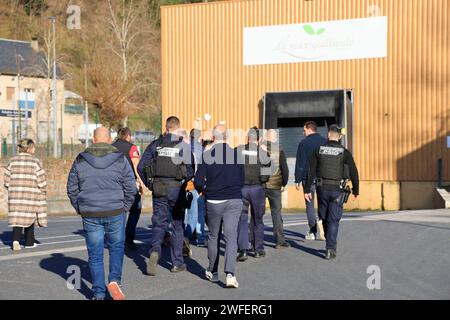 Ussac/Gare d'Aubazine, France. 30 janvier 2024. Colère et manifestations des agriculteurs en France. Les agriculteurs de Corrèze quittent l’autoroute A20 qu’ils bloquent pour effectuer une inspection dans une entreprise spécialisée dans la transformation et la commercialisation des fruits à coque. Ils veulent vérifier la proportion de noix françaises par rapport aux noix importées de pays étrangers qui ne sont pas soumis aux mêmes normes. Ussac/Gare d'Aubazine, Corrèze, Limousin, Nouvelle Aquitaine, France, Europe. Photo Hugo Martin/Alamy Live News. Banque D'Images