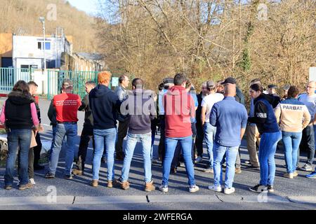 Ussac/Gare d'Aubazine, France. 30 janvier 2024. Colère et manifestations des agriculteurs en France. Les agriculteurs de Corrèze quittent l’autoroute A20 qu’ils bloquent pour effectuer une inspection dans une entreprise spécialisée dans la transformation et la commercialisation des fruits à coque. Ils veulent vérifier la proportion de noix françaises par rapport aux noix importées de pays étrangers qui ne sont pas soumis aux mêmes normes. Ussac/Gare d'Aubazine, Corrèze, Limousin, Nouvelle Aquitaine, France, Europe. Photo Hugo Martin/Alamy Live News. Banque D'Images