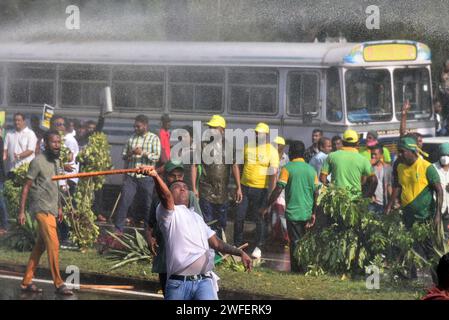 Colombo, Sri Lanka. 30 janvier 2024. Le parti d'opposition du Sri Lanka (Samagi Jana Balawegaya) a commencé à se rassembler près du parc Viharamahadevi exhortant le gouvernement à renforcer la démocratie, à réduire la pression économique sur la population du pays et à permettre à la population de vivre librement. La police a tiré des gaz lacrymogènes et des canons à eau sur la manifestation près de la Bibliothèque nationale. (Photo de Ruwan Walpola/Pacific Press) crédit : Pacific Press Media production Corp./Alamy Live News Banque D'Images