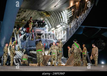 Lockheed Martin (Sikorsky) HH-60W Jolly Green II hélicoptère déchargé d'un transporteur C-17 à la base aérienne de Kadena (Japon) en janvier 2024 - photo USAF Banque D'Images