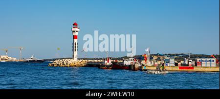 Cannes, France - 31 juillet 2022 : panorama sur le front de mer de Cannes avec phare sur le brise-lames et port de plaisance sur la Côte d'Azur de la mer Méditerranée Banque D'Images