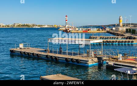 Cannes, France - 31 juillet 2022 : panorama sur le front de mer de Cannes avec phare sur le brise-lames et port de plaisance sur la Côte d'Azur de la mer Méditerranée Banque D'Images