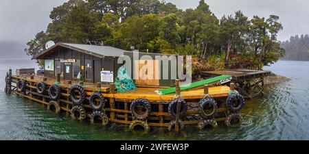 Jour de pluie au Blanket Bay Hotel, un dépôt de ravitaillement et de ravitaillement de pêche commerciale situé à Doubtful Sound, Fiordland, Nouvelle-Zélande, Île du Sud Banque D'Images