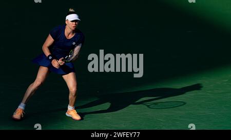 Vera Zvonareva, de Russie, vs ONS Jabeur, de Tunisie, lors de leur match de la ronde 1 dans le cadre des Dubai Duty Free tennis Championships WTA 500, le 15 février 2022 à Dubaï, aux Émirats arabes Unis. Photo de Victor Fraile / Power Sport Images Banque D'Images