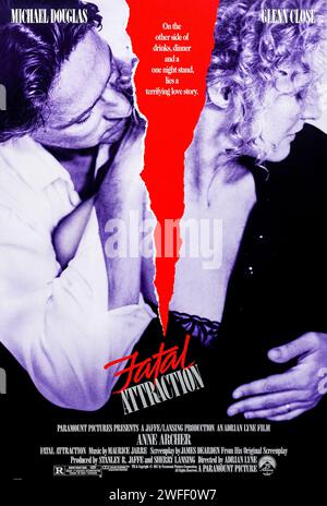 Fatal attraction (1987) réalisé par Adrian Lyne et mettant en vedette Michael Douglas, Glenn Close et Anne Archer. Le combat d'une nuit d'un homme marié revient le hanter quand cet amant commence à le traquer lui et sa famille. Photographie d'une affiche originale d'une feuille US de 1987. ***USAGE ÉDITORIAL SEULEMENT*** crédit : BFA / Paramount Pictures Banque D'Images