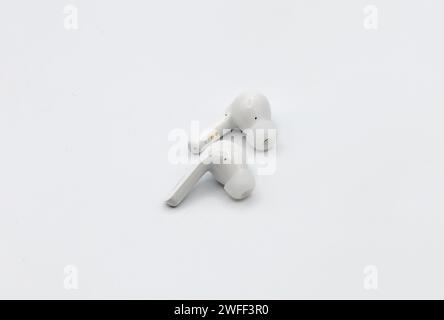 casque sans fil blanc sur fond blanc pour un son parfait Banque D'Images