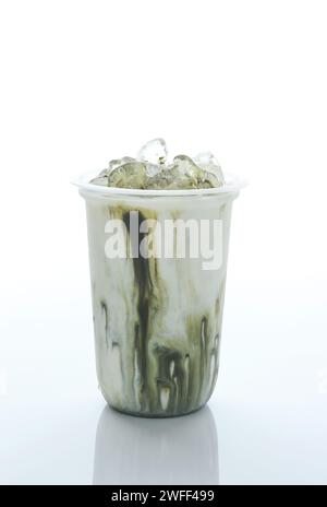 Verre de Matcha Latte glacé, thé vert glacé avec du lait Freh sur tasse en plastique. To Go boisson fraîche isolé sur blanc Banque D'Images