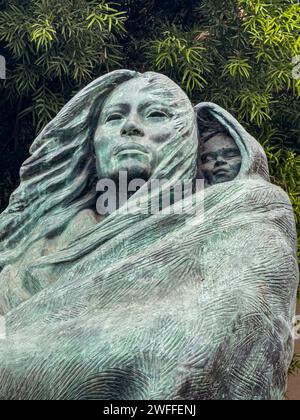 Santa Barbara, CA, USA - 19 janvier 2024 : statue en bronze vert de Juana Maria et gros plan facial enfant. Feuillage vert à l'arrière. Femme solitaire de San Nicol Banque D'Images