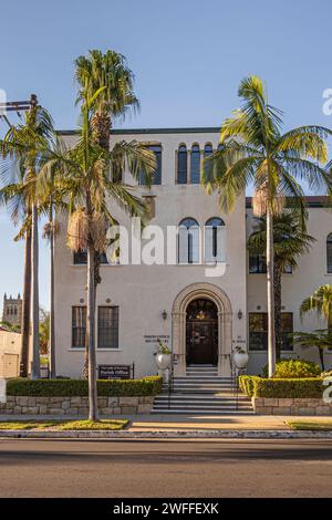 Santa Barbara, CA, États-Unis - 19 janvier 2024 : façade de l'immeuble de bureaux de la paroisse Our Lady of Sorrows sur la rue E. Sola. Entrée monumentale sculptée. Palm tre Banque D'Images