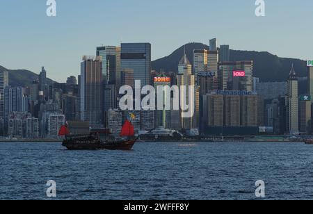 Hong Kong Chine 11.7,2023. Paysage urbain nocturne de la baie de Hongkong Banque D'Images