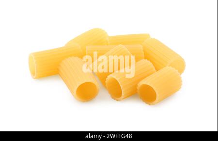 Pile de pâtes rigatoni crues isolées sur blanc Banque D'Images