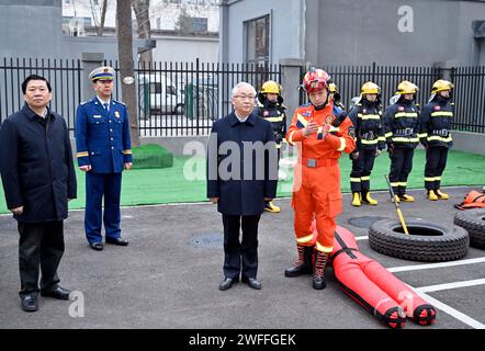 Pékin, Chine. 30 janvier 2024. Le vice-premier ministre chinois Zhang Guoqing, également membre du bureau politique du Comité central du Parti communiste chinois, visite un poste de secours-incendie dans le district de Chaoyang tout en inspectant des travaux sur la sécurité-incendie à Beijing, capitale de la Chine, le 30 janvier 2024. Crédit : Yin Bogu/Xinhua/Alamy Live News Banque D'Images