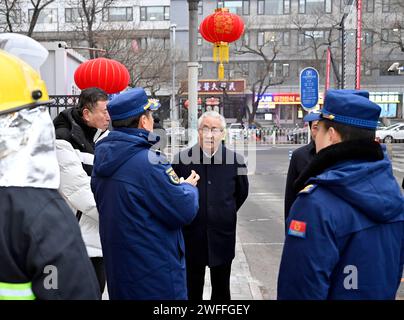 Pékin, Chine. 30 janvier 2024. Le vice-premier ministre chinois Zhang Guoqing, également membre du bureau politique du Comité central du Parti communiste chinois, visite un complexe résidentiel dans le district de Dongcheng tout en inspectant les travaux sur la sécurité incendie à Beijing, capitale de la Chine, le 30 janvier 2024. Crédit : Yin Bogu/Xinhua/Alamy Live News Banque D'Images