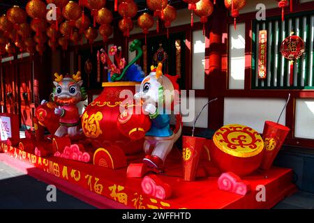 Singapour, 26 janvier 2024. Chinatown, préparation au nouvel an chinois, avec des décorations rouge vif et or exposées et à vendre. Banque D'Images