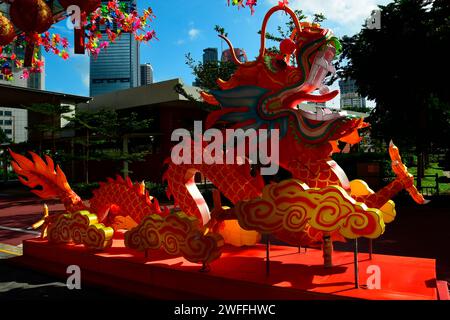 Singapour, 26 janvier 2024. Chinatown, préparation au nouvel an chinois, avec des décorations rouge vif et or exposées et à vendre. Banque D'Images