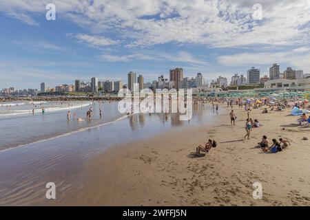 Mar del Plata, Argentine - 15 janvier 2024 : touristes se reposant sur la plage Stella Maris à Mar del Plata. Banque D'Images