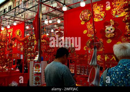 Singapour, 26 janvier 2024. Chinatown, préparation au nouvel an chinois, avec des décorations rouge vif et or exposées et à vendre. Banque D'Images