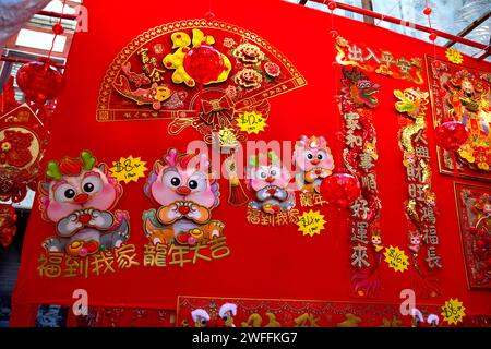 Singapour, 26 janvier 2024. Chinatown, préparation au nouvel an chinois, avec des décorations rouge vif et or exposées et à vendre. Banque D'Images